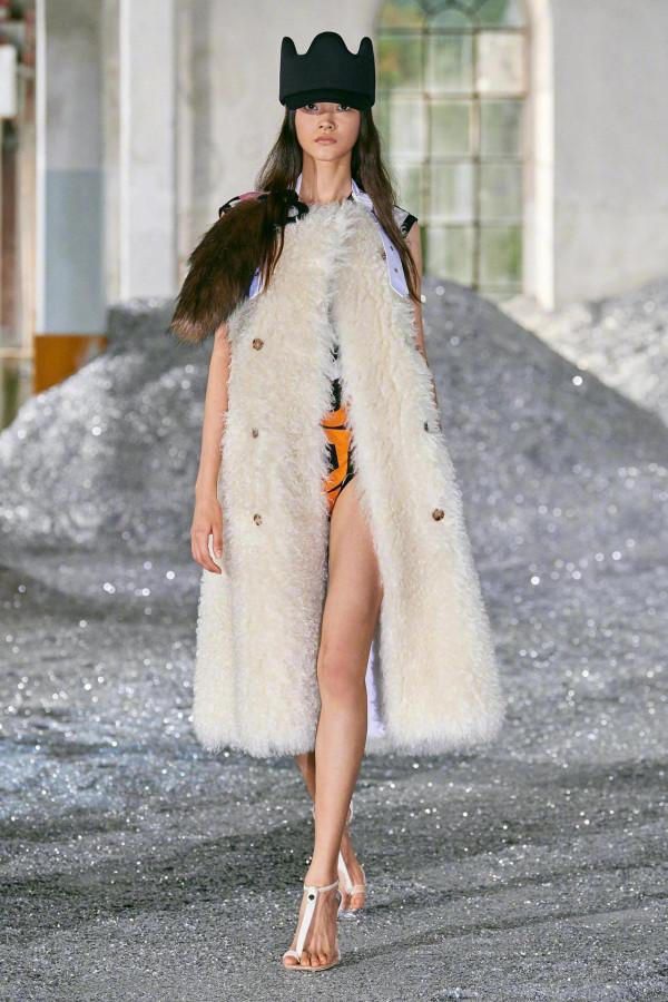 日法混血超模新秀Mika Schneider走秀合集出道即巔峰狂攬33個品牌