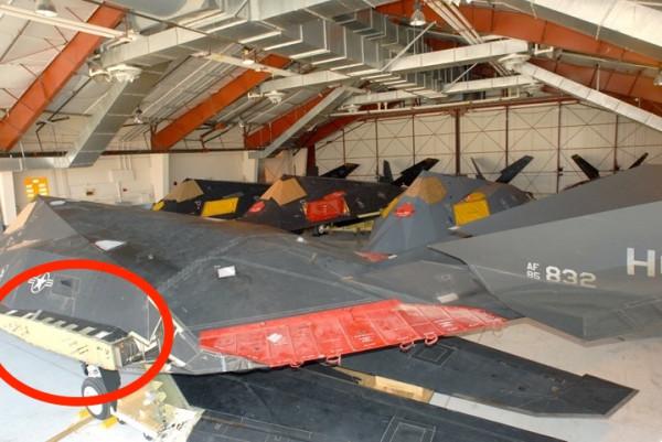 機翼用了咱傳統的卯榫工藝？細看F117，刮掉隱身塗料之後真相大白