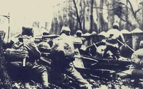 這位將軍躺在擔架上指揮部隊與日軍血戰，犧牲後日軍掘其墳墓洩憤