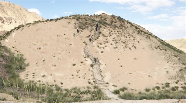 1995年，四川一山丘常年寒氣逼人，考古隊趕來查探