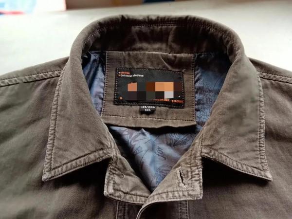 活久見,現在還能見到衣服領子破了,反過來縫補再穿的人 活久見,現在還能見到衣服領子破了,反過來縫補再穿的人