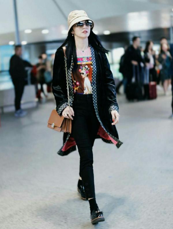 又被姚晨給驚豔到了,穿格子風衣配寶藍高跟鞋,優雅氣質不輸超模 又被姚晨給驚豔到了,穿格子風衣配寶藍高跟鞋,優雅氣質不輸超模