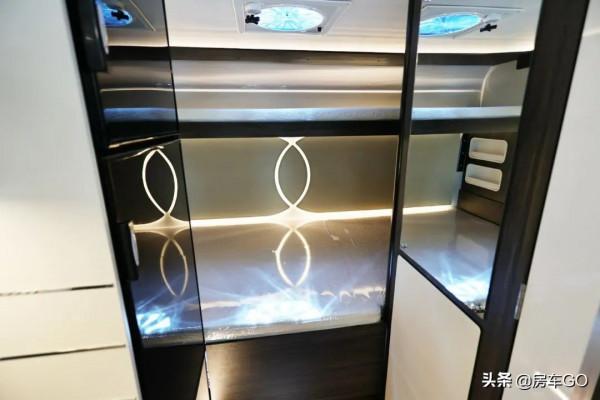 這臺房車有5種充電方式，車內電器語音控制，衛生間也是乾溼分離