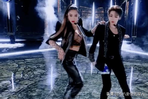 男愛豆畫風越來越偏！高跟開叉裙屢次出鏡，濃妝塗粉成常態