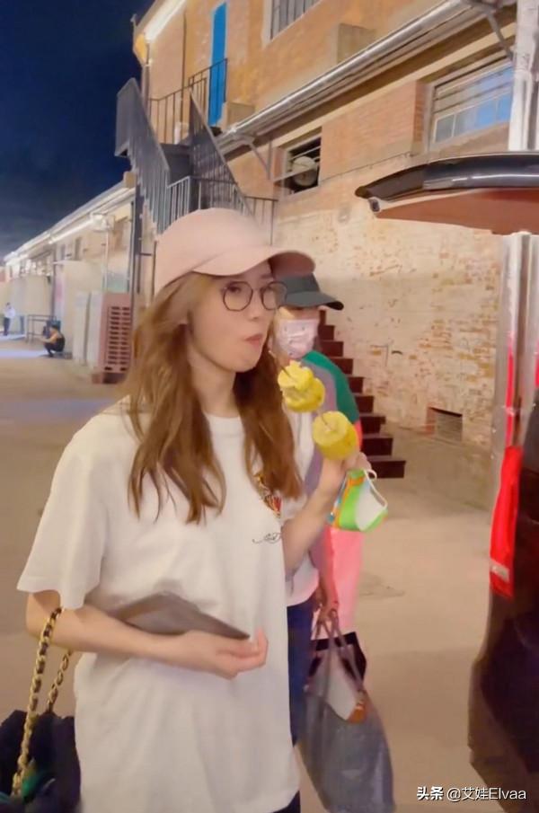 劉詩詩下班路邊啃玉米,穿T恤奶奶褲超可愛,染捲髮戴帽像大姑娘 劉詩詩下班路邊啃玉米,穿T恤奶奶褲超可愛,染捲髮戴帽像大姑娘