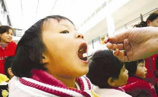 吃一次等於吃9個塑膠袋，很多家長喜歡喂，醫生：真是瞎胡鬧