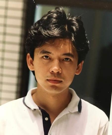 何政軍：錯過鞏俐娶初戀為妻，出道多年無緋聞，父親身份不一般