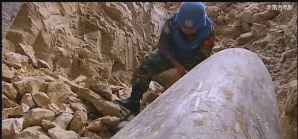 900斤炸彈落到平民區,當地警察不敢拆,中國軍人只用4天徹底拆除 900斤炸彈落到平民區,當地警察不敢拆,中國軍人只用4天徹底拆除