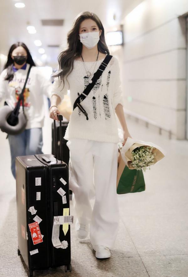 沈夢瑤穿米白色破洞毛衣搭配白色闊腿褲,斜挎黑色包甜美可愛 沈夢瑤穿米白色破洞毛衣搭配白色闊腿褲,斜挎黑色包甜美可愛