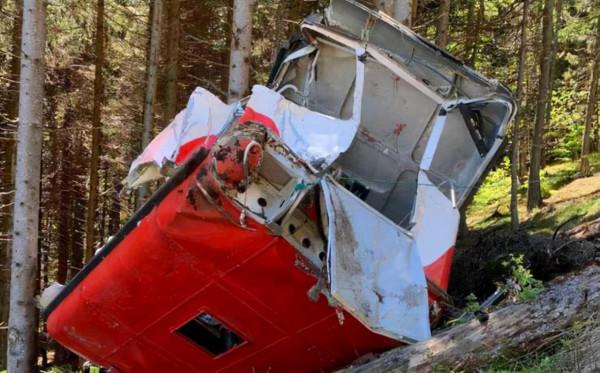 奧地利登山纜車，鋼鐵構架進入隧道卻突發大火，155人燒成灰燼