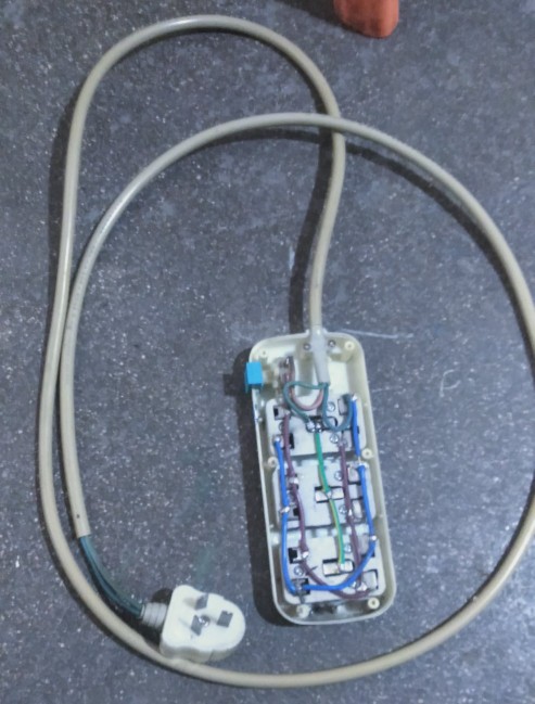 帶線帶開關移動插座的內部構造（帶一個紅色指示燈，二）