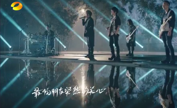 “南北”雙臺跨年：唐嫣美豔、王鷗搶鏡，楊冪眼妝像“發光眼屎”