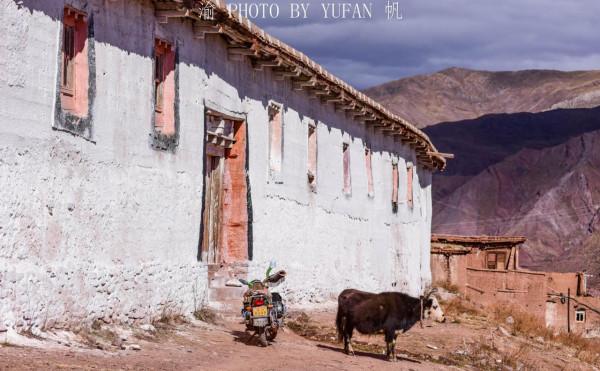 西藏也有千年古鎮，一邊是古老廢墟，一邊是繁榮新城，值得一遊