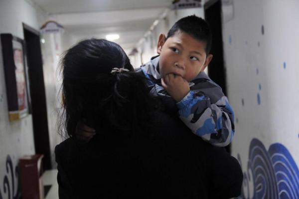 媽媽玩著手機給4個月大的兒子換尿布，發生意外後竟一走了之