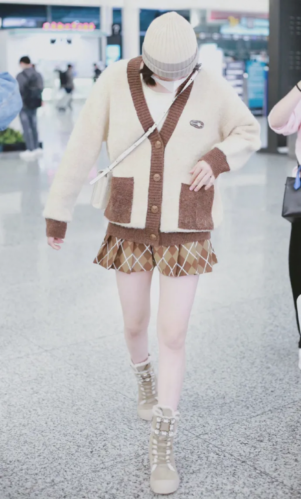 馬丁靴失寵了？今年冬天最流行的4雙靴子，百搭增高顯腿細