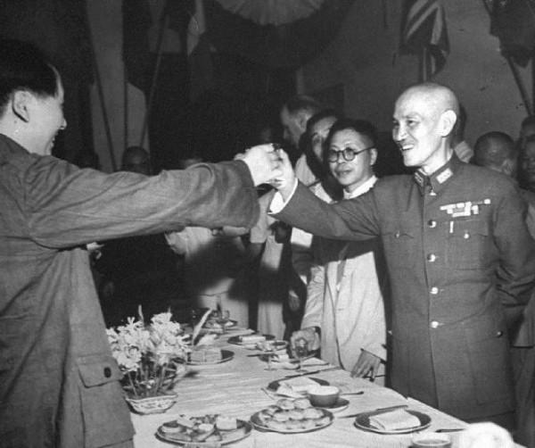 重慶談判時，毛澤東戴的盔式帽有何作用？周恩來：扭轉乾坤的力量