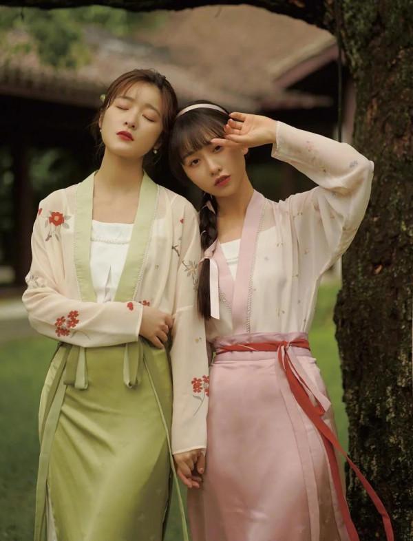 周星馳乾女兒真長大了，穿國風裙顯得好俏皮，沒了“假小子”氣質