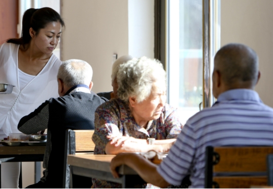 為何老人身上有一股味？50歲後養成3個習慣，或許老了沒味