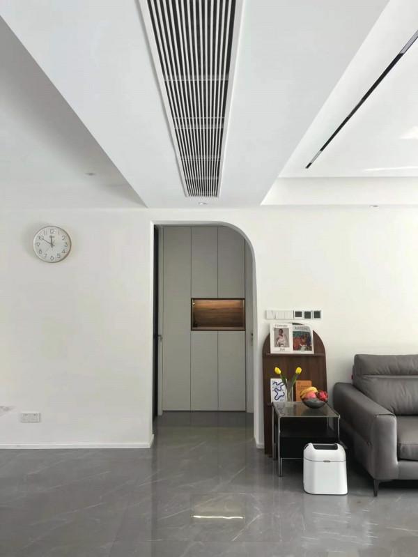 她家全屋大白牆，簡約又大方，電視牆做櫃子，飄窗改吧檯，真明智