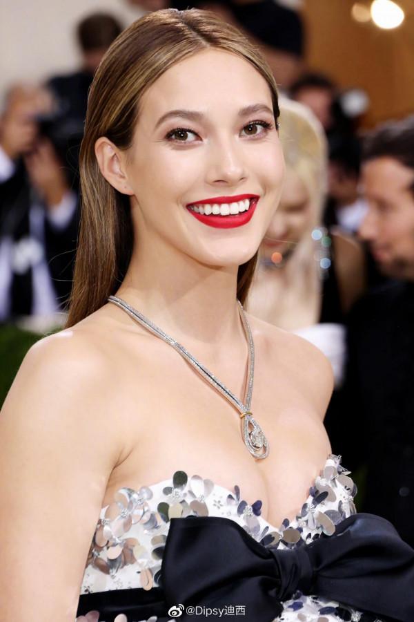 不輸詹娜！紐約超級秀場中國唯一代表谷愛凌，俏皮短款晚禮驚豔眾生