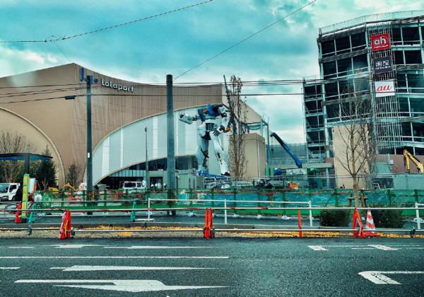 機動戰士高達1：1比例牛高達立像搭建程序更新，一隻手臂安裝完成