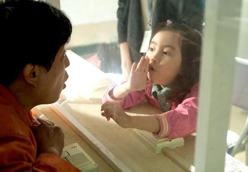 一隻書包為引的催淚劇《7號房的禮物》:原來父愛也可以如此純粹 一隻書包為引的催淚劇《7號房的禮物》:原來父愛也可以如此純粹
