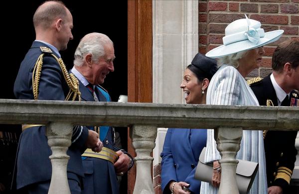 卡米拉風光亮相！藍條紋大衣太顯嫩了，卻被49歲內政大臣搶了風頭