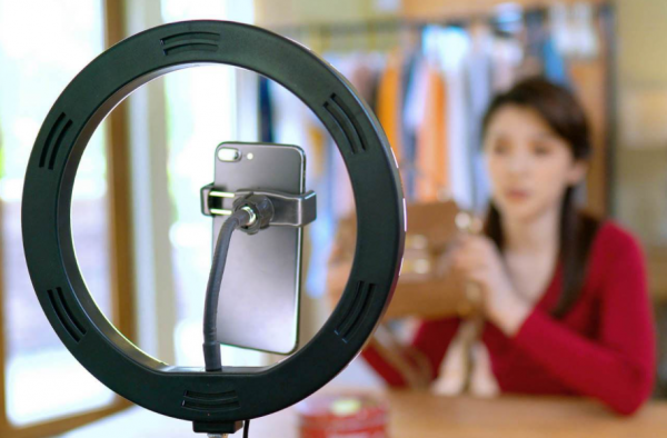 繼“43度飛天”之後,潘長江直播賣酒又“翻車”,網友:滿嘴胡說 繼“43度飛天”之後,潘長江直播賣酒又“翻車”,網友:滿嘴胡說