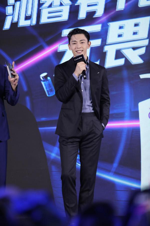 鄧倫黑色西裝搭配藍色襯衫亮相,時尚紳士 鄧倫黑色西裝搭配藍色襯衫亮相,時尚紳士