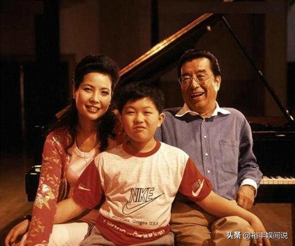 李雙江攜夢鴿參加聚會！現場高歌氣場不足，妻子全程冷漠不在狀態