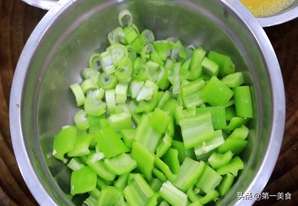 廚師長用青椒雞蛋炒出新花樣,鹹香可口,色澤誘人,無技巧零難度 廚師長用青椒雞蛋炒出新花樣,鹹香可口,色澤誘人,無技巧零難度