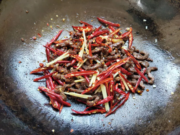 這幾道乾煸菜，焦香四溢，麻辣過癮，下酒又下飯