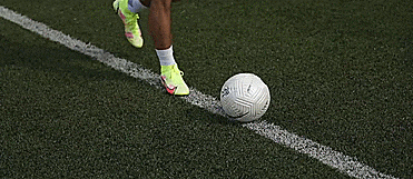 花式足球技巧之提拉身後起球