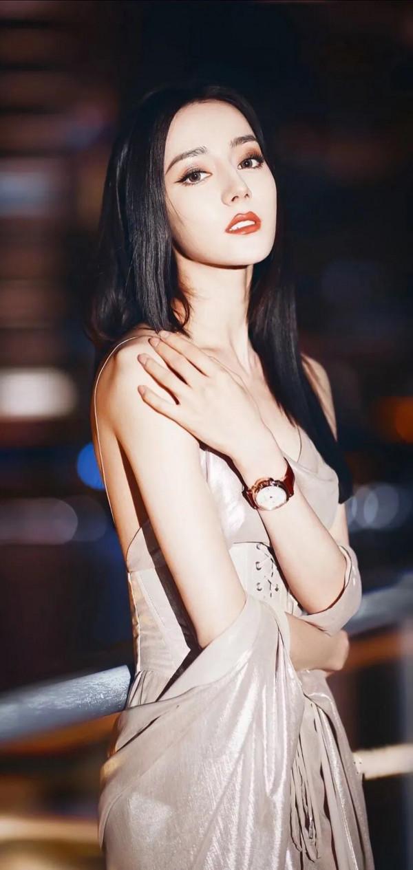 來一組迪麗熱巴小姐姐的時尚大片