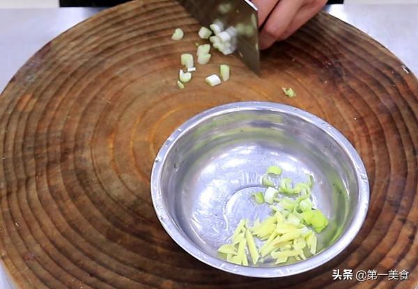 兩個西葫蘆,一個番茄,廚師長秘製家常菜,脆嫩爽口,清淡開胃 兩個西葫蘆,一個番茄,廚師長秘製家常菜,脆嫩爽口,清淡開胃