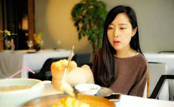 無臂女孩楊莉，她用“雙腳”考上了大學，寫字和燒飯全都自己解決