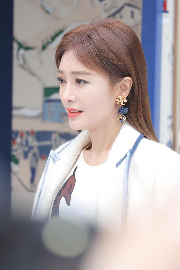 秦嵐現身成都出席站臺活動,一襲白色長裙知性優雅 秦嵐現身成都出席站臺活動,一襲白色長裙知性優雅