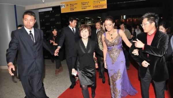 鞏俐從不刻意顯瘦，穿裙裝卻挺有高階感，紫色搭亮片看著也不俗氣