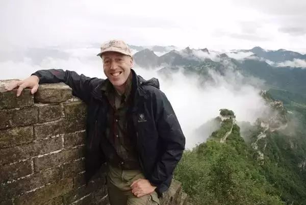 這個英國老頭在長城撿了22年垃圾，不僅閃婚了箇中國媳婦，還上BBC被英女王授予勳章