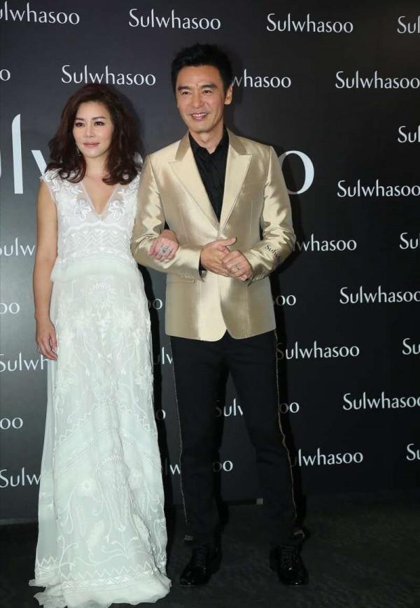 鍾鎮濤妻子慶生眾星捧月，一家5口同框她穿襯衫穩坐C位，真幸福