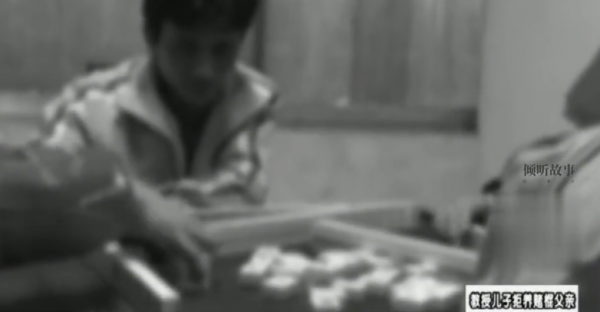 15年前輸光家產丟妻棄兒，今兒子成教授上門求贍養，兒子拎起棍棒