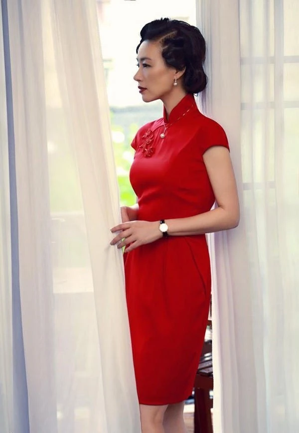 66年的鄔君梅這回造型太成功,穿抹胸連衣裙,驚豔了紅毯 66年的鄔君梅這回造型太成功,穿抹胸連衣裙,驚豔了紅毯