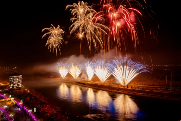 【網路中國節】月色嬋娟永靖夜 焰火耀天映新春