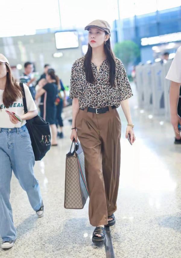 宋妍霏雖是95後但氣場超強，奶茶風衣配馬丁靴，真是行走的衣架子