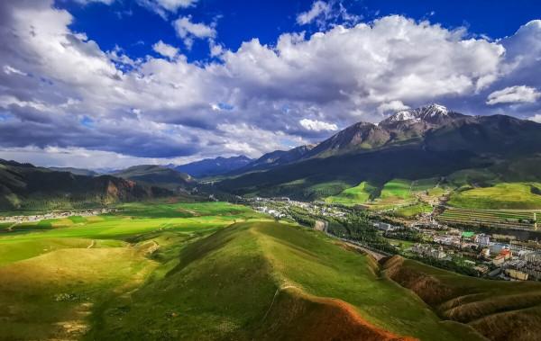 青海與甘肅交界，有座寶藏小縣城，幾乎包攬了兩地最美的風景