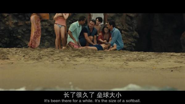 懸疑電影《老去》:濃縮生命的詭異海灘,讓度假變成度餘生 懸疑電影《老去》:濃縮生命的詭異海灘,讓度假變成度餘生