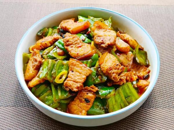 老公同事來蹭飯,我做6道菜招待,他說:嫂子,不都說你很摳門嗎 老公同事來蹭飯,我做6道菜招待,他說:嫂子,不都說你很摳門嗎