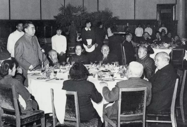 周恩來國宴上請外賓吃飯，服務員遞上毛巾後總理大火：豈有此理