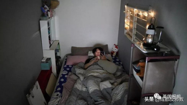 陰冷潮溼、蟑螂亂竄,住在半地下室是許多韓國人的真實日常 陰冷潮溼、蟑螂亂竄,住在半地下室是許多韓國人的真實日常