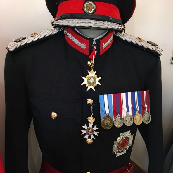 英國陸軍禮服的徽章五花八門,你學會識別郡尉的標誌了嗎? 英國陸軍禮服的徽章五花八門,你學會識別郡尉的標誌了嗎?